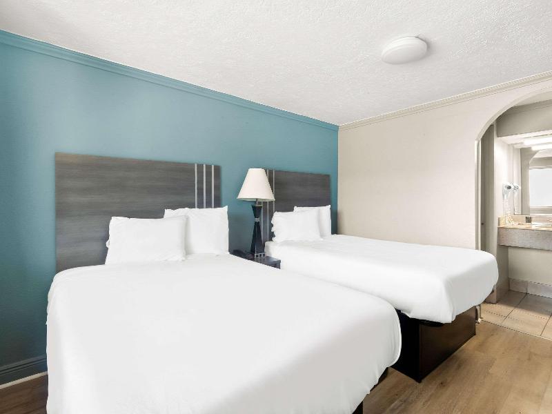 Econo Lodge image