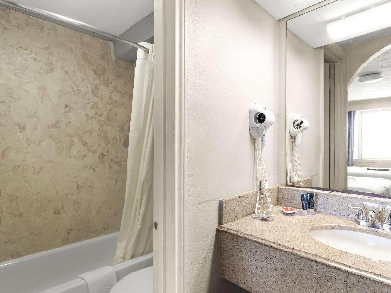 Econo Lodge image
