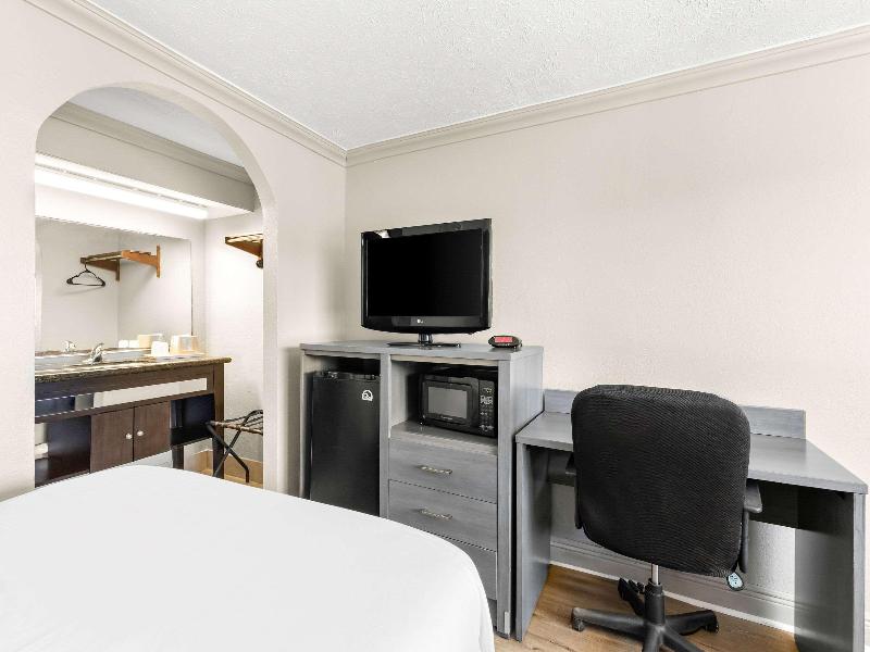 Econo Lodge image