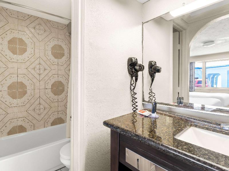 Econo Lodge image