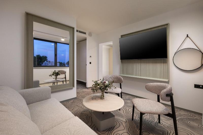 Seesea Hotel image