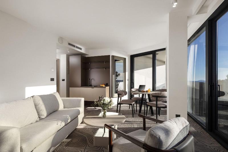 Seesea Hotel image