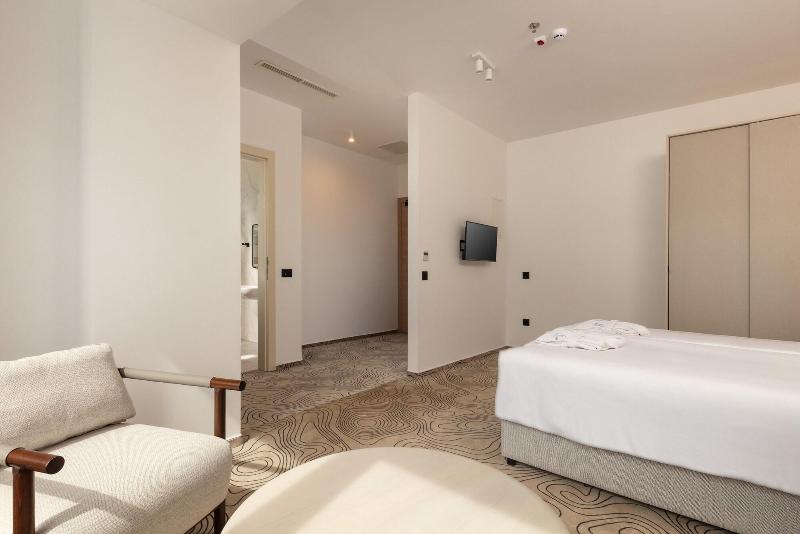 Seesea Hotel image