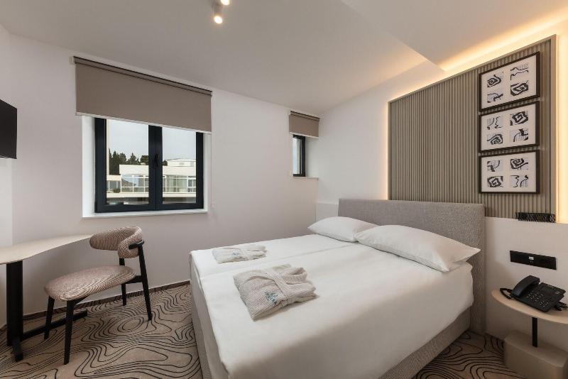 Seesea Hotel image