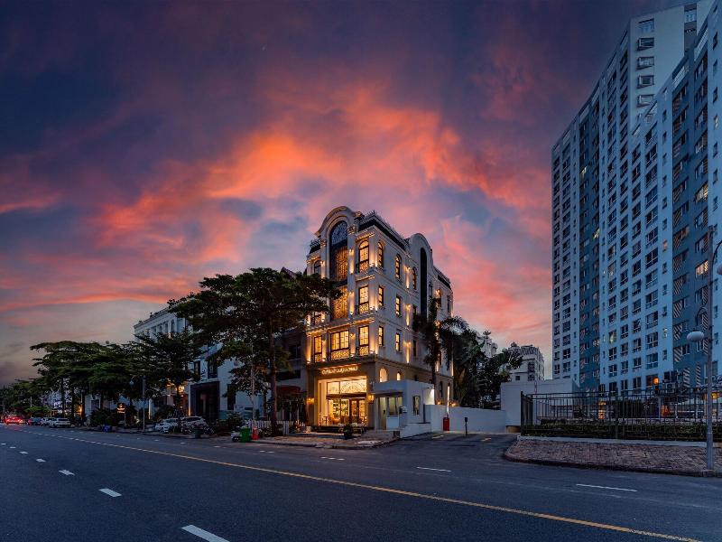 Golden Sun Apartment & Hotel By Zuzu image