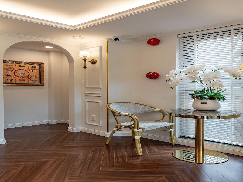 Golden Sun Apartment & Hotel By Zuzu image