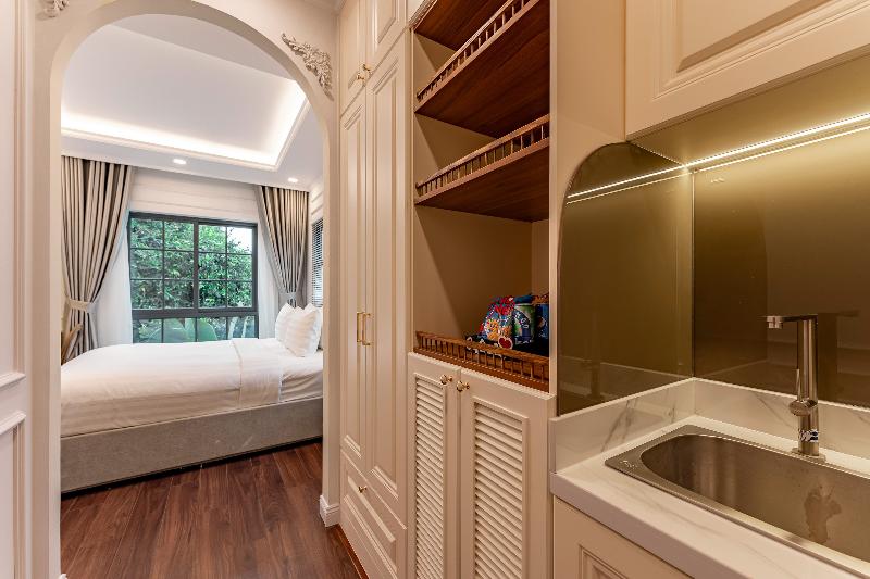 Golden Sun Apartment & Hotel By Zuzu image