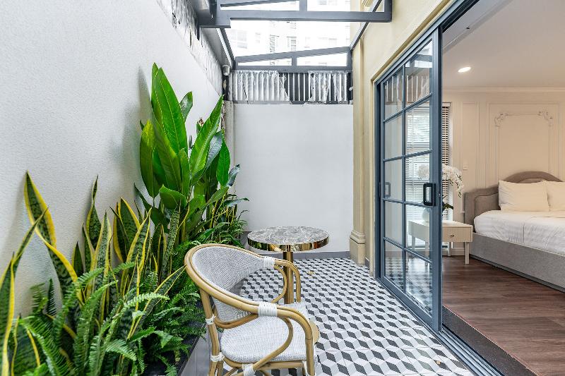 Golden Sun Apartment & Hotel By Zuzu image