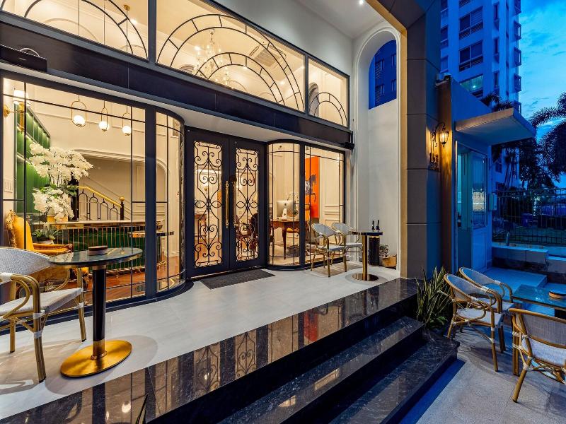 Golden Sun Apartment & Hotel By Zuzu image