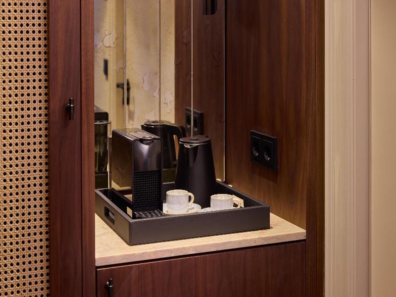 Duo Hotel Lisbon, Curio Collection by Hilton image