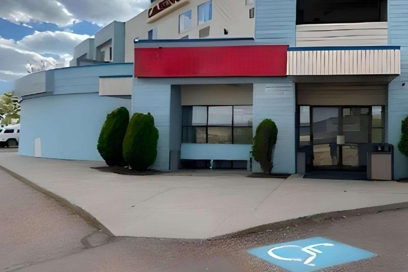 Econo Lodge Inn & Suites image