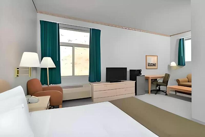 Econo Lodge Inn & Suites image