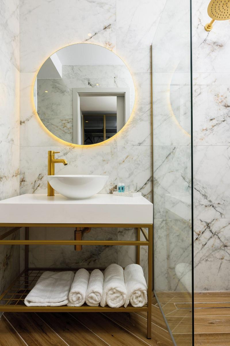 Xvi Suites image