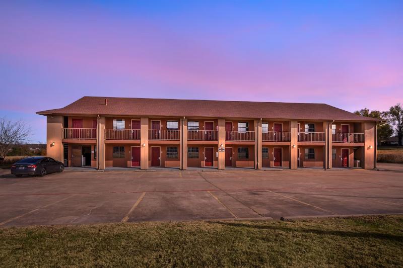 Red Roof Inn & Suites Sulphur Springs image