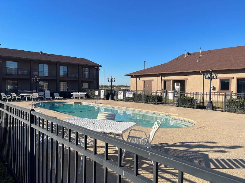 Red Roof Inn & Suites Sulphur Springs image