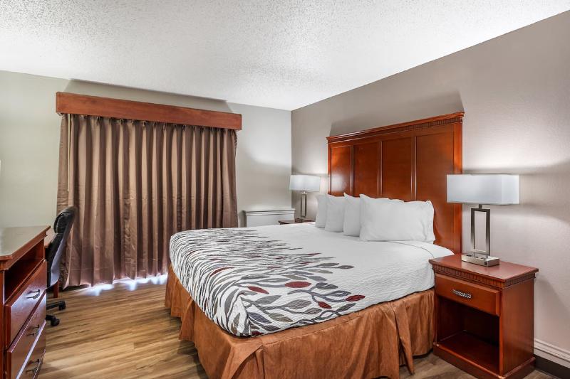 Red Roof Inn & Suites Sulphur Springs image
