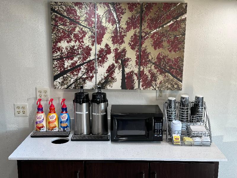 Red Roof Plus + Belleville - Image 4