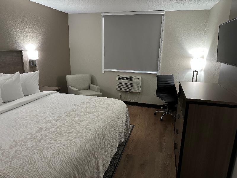 Red Roof Plus + Belleville - Image 7