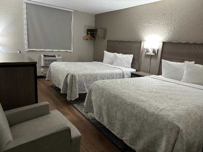 Red Roof Plus + Belleville - Image 10