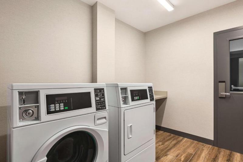 Hampton Inn & Suites Oroville image