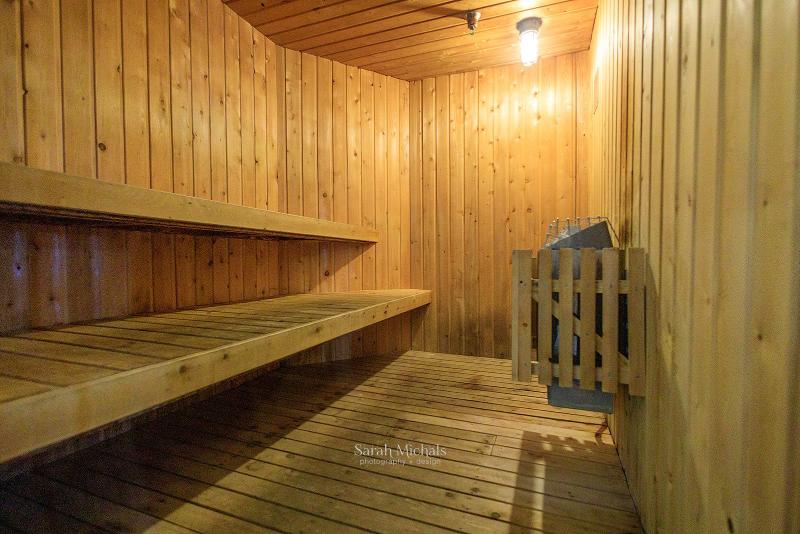 Mountain Host Motor Inn image