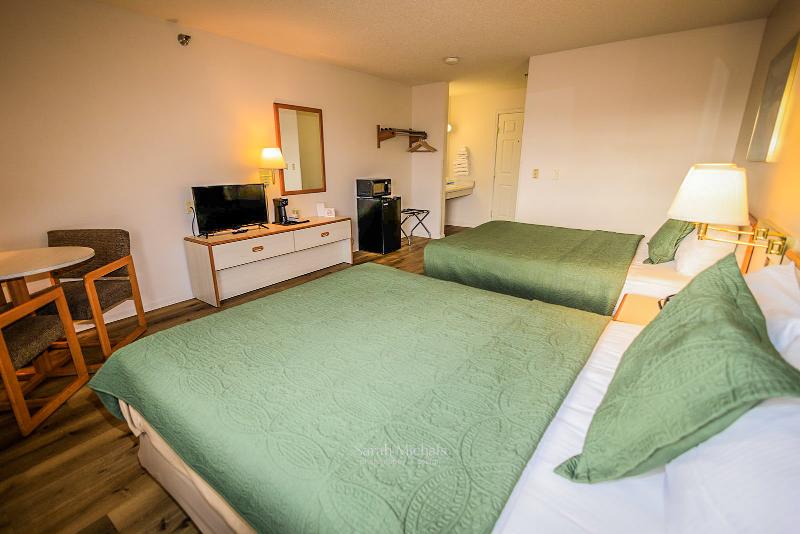 Mountain Host Motor Inn image