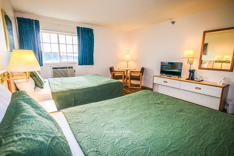 Mountain Host Motor Inn image