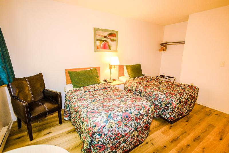 Mountain Host Motor Inn image