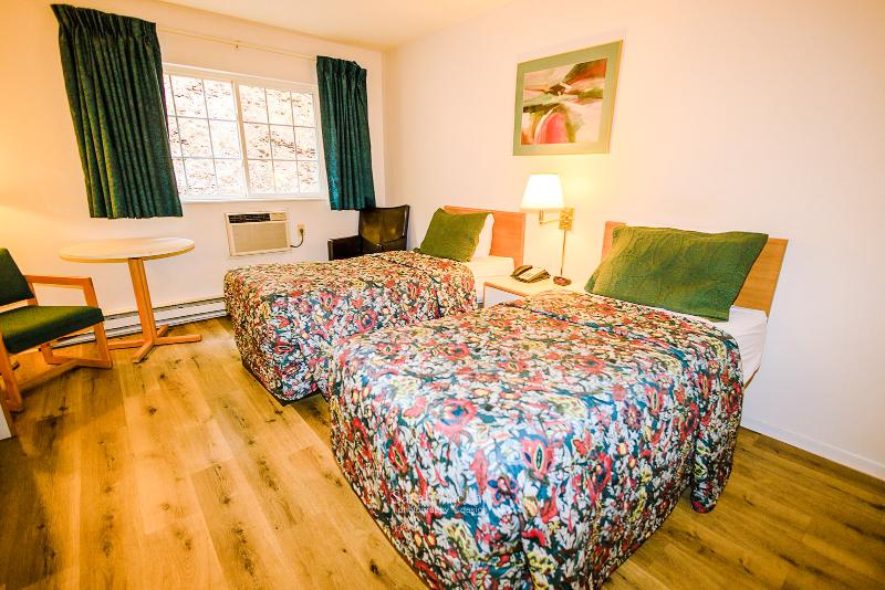 Mountain Host Motor Inn image