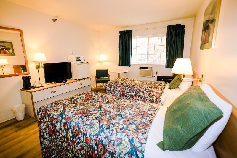 Mountain Host Motor Inn image