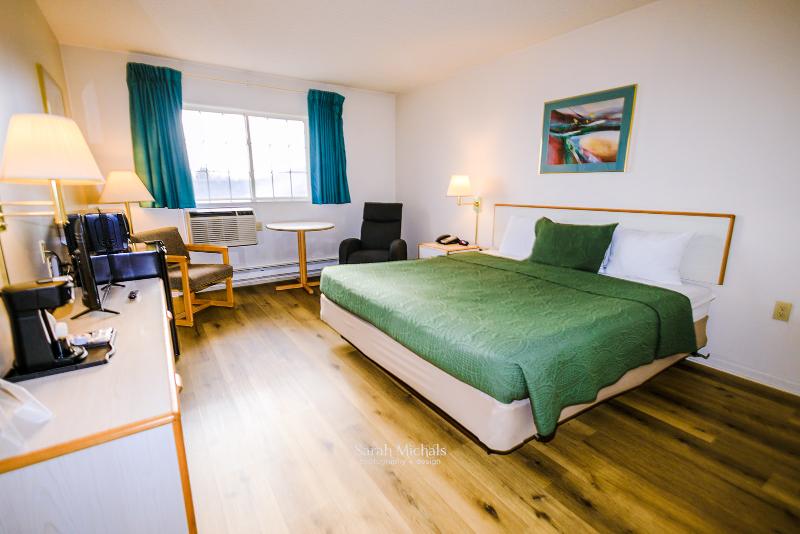 Mountain Host Motor Inn image