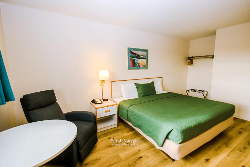 Mountain Host Motor Inn image