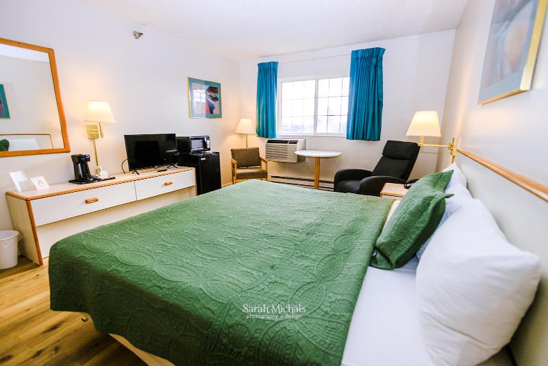Mountain Host Motor Inn image