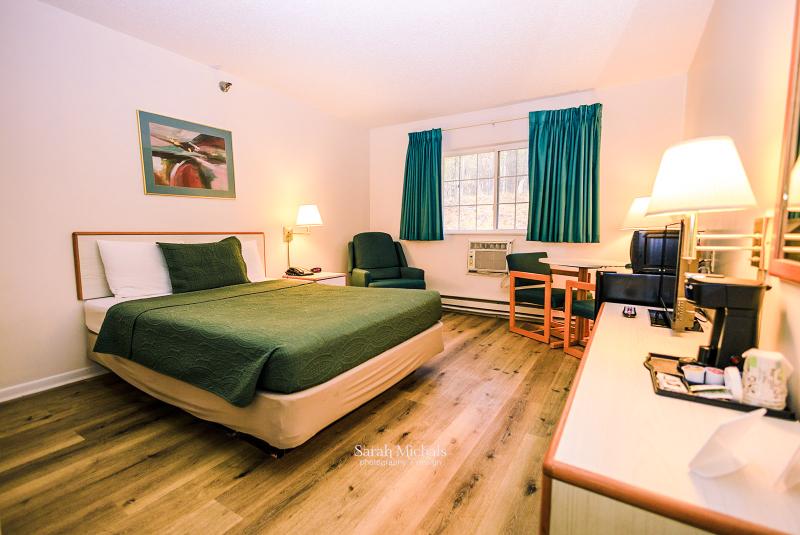 Mountain Host Motor Inn image