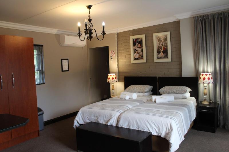Cottonwood Guesthouse image