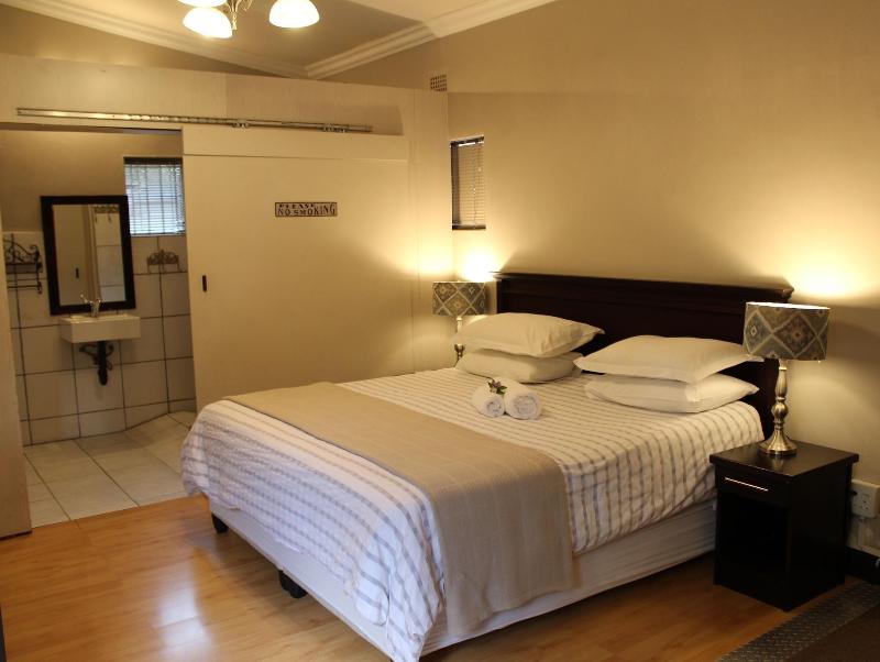 Cottonwood Guesthouse image