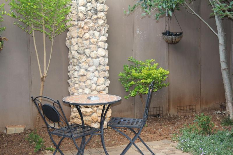 Cottonwood Guesthouse image