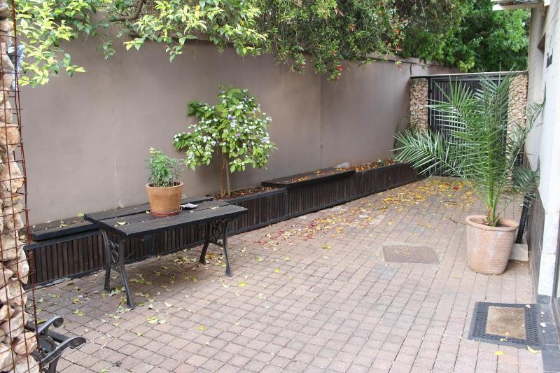 Cottonwood Guesthouse image