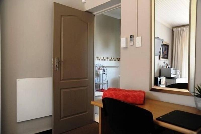 Cottonwood Guesthouse image