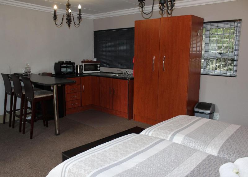 Cottonwood Guesthouse image