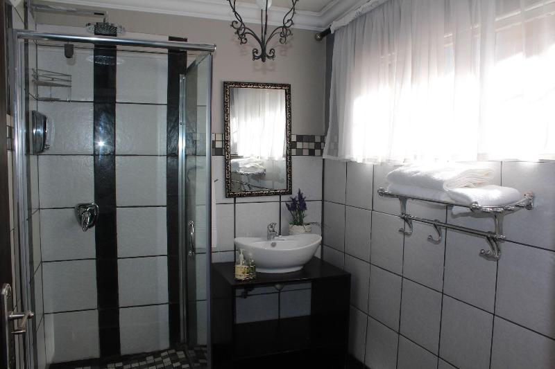 Cottonwood Guesthouse image