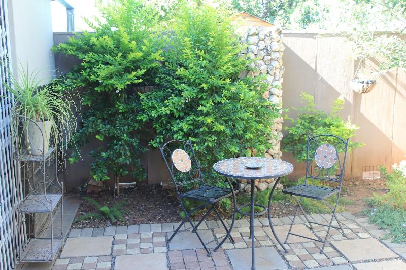 Cottonwood Guesthouse image