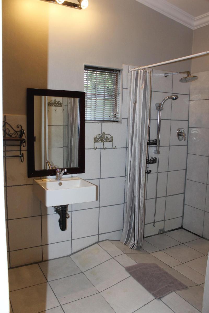 Cottonwood Guesthouse image