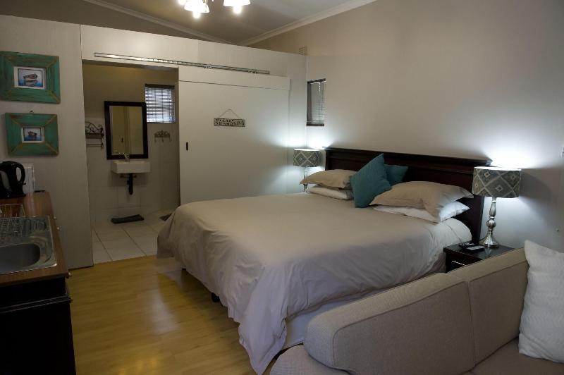 Cottonwood Guesthouse image
