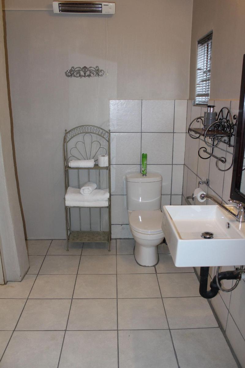 Cottonwood Guesthouse image