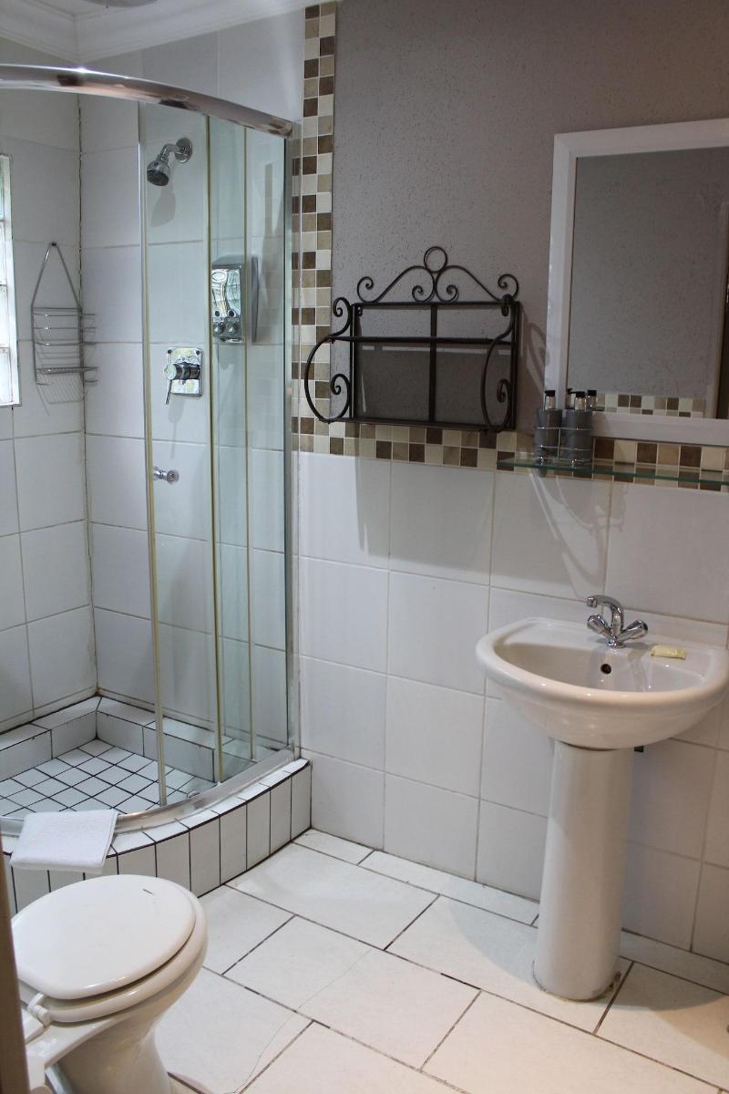 Cottonwood Guesthouse image