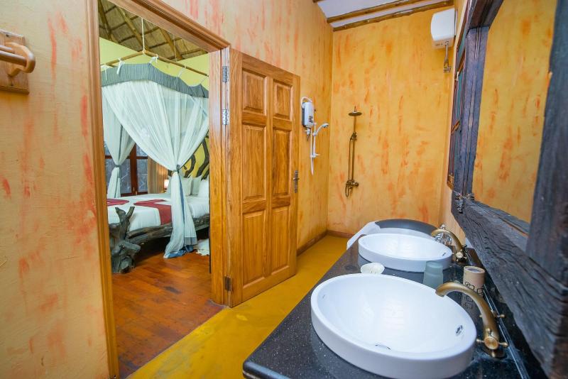 Buffalo Safari Lodge image