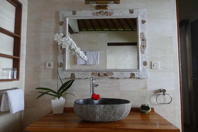 Nusa Indah Bungalows Candidasa image