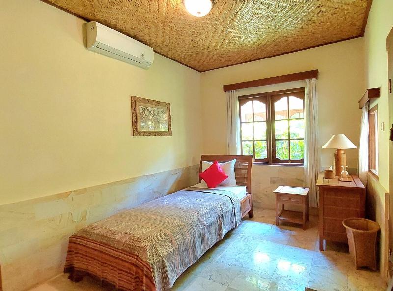 Nusa Indah Bungalows Candidasa image