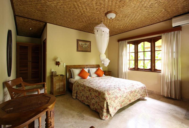 Nusa Indah Bungalows Candidasa image